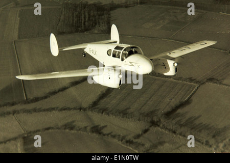 Le Miles M.65 Gemini était un avion bimoteur léger britannique conçu à la fin des années 1940 Il était principalement utilisé à des fins d'entraînement civil et militaire et comportait un agencement de sièges en tandem. Le Gemini est devenu un avion emblématique de l'aviation britannique d'après-guerre, contribuant au développement de l'aviation civile au Royaume-Uni Banque D'Images