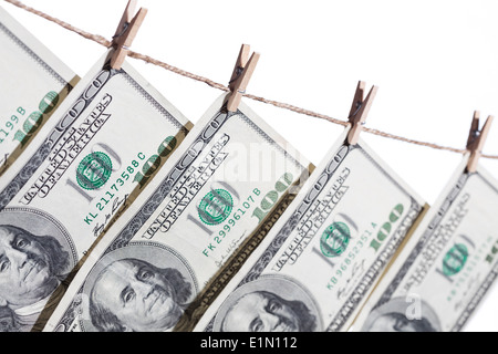 Hundred Dollar Bills Hanging de corde sur un fond blanc. Banque D'Images