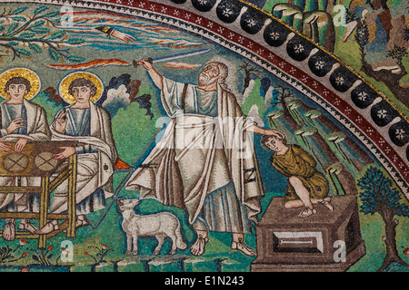 Ravenna, Ravenne, Italie Province. Mosaïque de la basilique San Vitale. Détail de l'hospitalité d'Abraham et le sacrifice d'Isaac Banque D'Images