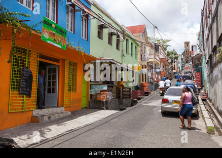 Afficher le long de St Juille Street, St George, la Grenade, Antilles avec la cathédrale historique sur l'horizon Banque D'Images