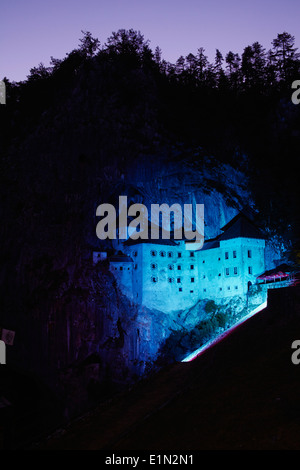 La Slovénie Notranjska, région, Château médiéval de Predjama par nuit Banque D'Images