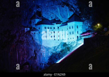 La Slovénie Notranjska, région, Château médiéval de Predjama par nuit Banque D'Images