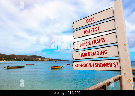 Poteau de signalisation sur la plage de Grand Anse, St George, la Grenade, dans les Antilles Banque D'Images