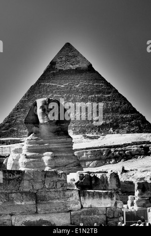 Le grand Sphinx de Gizeh, avec la pyramide de Khephren) Khaefre (ou derrière. L'Égypte. Banque D'Images