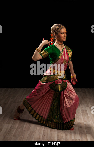 Belle fille danseuse de danse classique indienne Bharatanatyam Banque D'Images