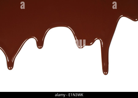 Des gouttes de chocolat fondu sur fond blanc Banque D'Images