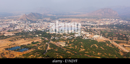 Panorama ville sainte Pushkar et Puchkar Mela (camel fair) Vue aérienne de Savitri temple. Le Rajasthan, Inde Banque D'Images