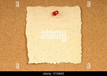 Vieux papier avec l'axe sur fond de bois Banque D'Images