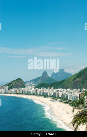 Sur la plage de Copacabana tropical avec des toits de la ville de Rio de Janeiro Brésil Vue aérienne Banque D'Images
