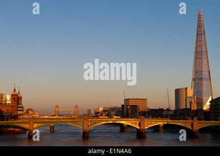 Vue sur le Shard, Southwark Bridge et Tower Bridge, choisi dans la lumière dorée au coucher du soleil. Banque D'Images