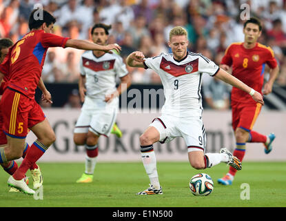 Mainz, Allemagne. 06 Juin, 2014. L'Allemagne André Schuerrle (C) et l'Arménie de Robert Arzumanyan en action pendant la match amical à la Coface Arena à Mainz, Allemagne, 06 juin 2014. Photo : Andreas GEBERT/dpa/Alamy Live News Banque D'Images