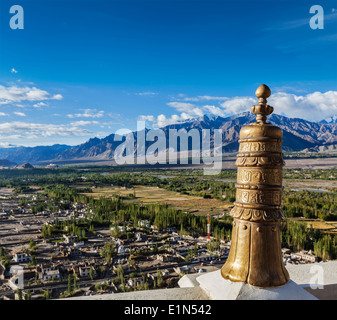 Dhvaja victoire (bannières), sur le toit de Thiksey gompa (monastère tibétain BUddhistm) et vue sur vallée de l'Indus. Le Ladakh, Inde Banque D'Images