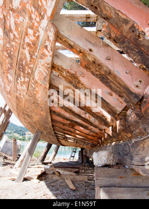 La réparation d'un bateau en bois Banque D'Images