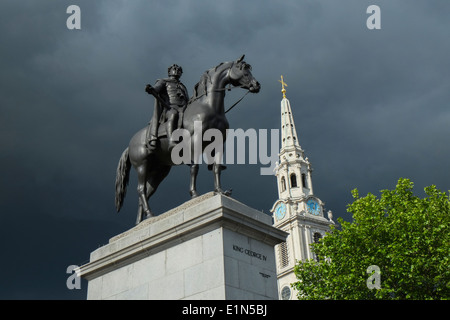 Le roi George IV statue Trafalgar Square avec les nuages de tempête Banque D'Images