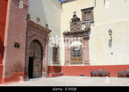 Le côté portes et fenêtres d'une église à San Miguel de Allende, Guanajuato, Mexique Banque D'Images