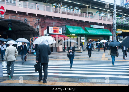 Tokyo Japon 2014 Yurachuko - station de métro un jour de pluie Banque D'Images