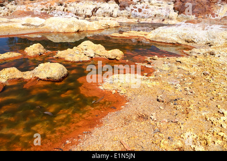 Rivière acide Tinto dans Niebla, Andalousie, Espagne Banque D'Images