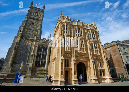 L'église de St Jean le Baptiste et l'Hôtel de Ville Place du marché britannique Gloucestershire Cirencester Banque D'Images