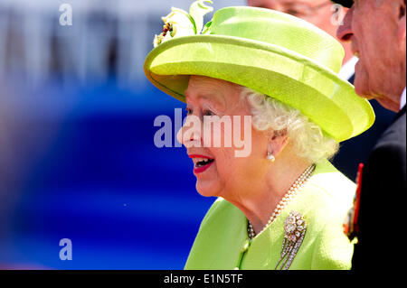 Normandie, France. 06 Juin, 2014. La Reine Elizabeth II la Grande-Bretagne pendant le 70e anniversaire du débarquement, à Sword Beach, de Ouistreham, Normandie, France, 06 juin 2014. Dpa : Crédit photo alliance/Alamy Live News Banque D'Images