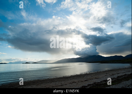 Coucher de soleil sur le Loch Linnhe Ecosse avec d'énormes nuages Banque D'Images