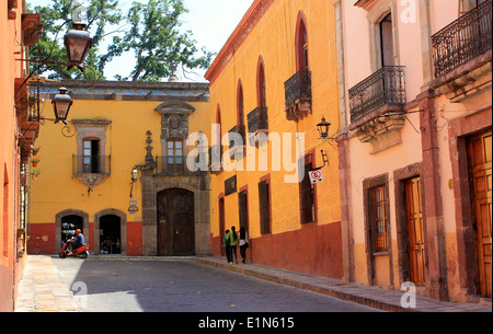 Une rue typique avec des bâtiments coloniaux à San Miguel de Allende, Guanajuato, Mexique Banque D'Images