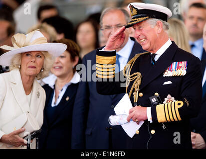 Normandie, France. 06 Juin, 2014. Le Prince Charles et son épouse Camilla duchesse de Cornouailles pendant le 70e anniversaire du débarquement, à Sword Beach, de Ouistreham, Normandie, France, 06 juin 2014. Photo : Patrick van Katwijk Pays-bas ET FRANCE OUT - AUCUN FIL À DOMICILE - aucun crédit de service FIL : dpa photo alliance/Alamy Live News Banque D'Images