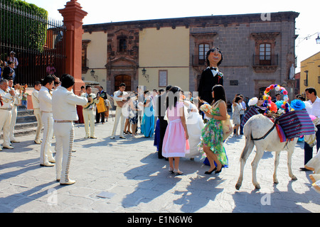 Mariachis, géants et un âne, tous partie d'un mariage à San Miguel de Allende, Guanajuato, Mexique Banque D'Images