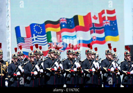 Normandie, France. 06 Juin, 2014. Soldats français défilent lors du 70e anniversaire du débarquement, à Sword Beach, de Ouistreham, Normandie, France, 06 juin 2014. Dpa : Crédit photo alliance/Alamy Live News Banque D'Images