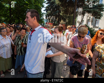 Luhansk, Ukraine. 07Th Juin, 2014. Discours d'un homme au cours d'un rassemblement contre l'inauguration du nouveau président de l'Ukraine à Luhansk -- à Kiev, a terminé la cérémonie d'investiture du nouveau président élu de l'Ukraine Petro Poroshenko. Le chef de l'État ont prêté le serment d'allégeance à la population de l'Ukraine. Il avait remporté l'élection présidentielle le 25 mai avec 54,7  % du vote crédit : Igor Golovnov/Alamy Live News Banque D'Images