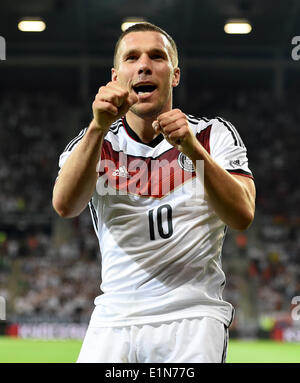 Mainz, Allemagne. 06 Juin, 2014. L'Allemagne Lukas Podolski en action pendant la match amical entre l'Allemagne et l'Arménie à la Coface Arena à Mainz, Allemagne, 06 juin 2014. Photo : Thomas Eisenhuth/dpa/Alamy Live News Banque D'Images