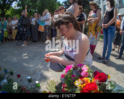 Luhansk, Ukraine. 07Th Juin, 2014. Une femme allume la bougie de la mémoire lors d'un rassemblement contre l'inauguration du nouveau président de l'Ukraine dans la région de Luhansk. -- À Kiev, a terminé la cérémonie d'investiture du nouveau président élu de l'Ukraine Petro Poroshenko. Le chef de l'État ont prêté le serment d'allégeance à la population de l'Ukraine. Il avait remporté l'élection présidentielle le 25 mai avec 54,7  % du vote crédit : Igor Golovnov/Alamy Live News Banque D'Images