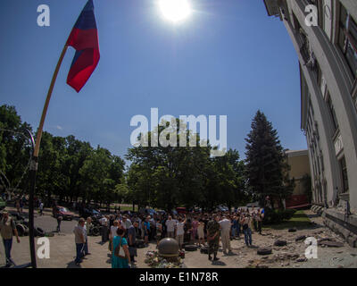 Luhansk, Ukraine. 07Th Juin, 2014. Un rassemblement contre l'inauguration du nouveau président de l'Ukraine à Luhansk -- à Kiev, a terminé la cérémonie d'investiture du nouveau président élu de l'Ukraine Petro Poroshenko. Le chef de l'État ont prêté le serment d'allégeance à la population de l'Ukraine. Il avait remporté l'élection présidentielle le 25 mai avec 54,7  % du vote crédit : Igor Golovnov/Alamy Live News Banque D'Images