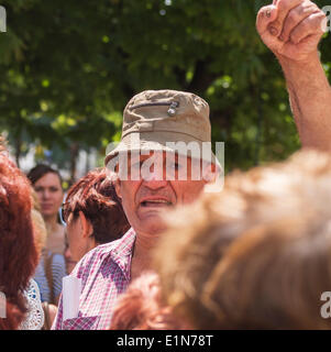 Luhansk, Ukraine. 07Th Juin, 2014. Un homme eldeerly contient jusqu'part au cours d'un rassemblement contre l'inauguration du nouveau président de l'Ukraine à Luhansk -- à Kiev, a terminé la cérémonie d'investiture du nouveau président élu de l'Ukraine Petro Poroshenko. Le chef de l'État ont prêté le serment d'allégeance à la population de l'Ukraine. Il avait remporté l'élection présidentielle le 25 mai avec 54,7  % du vote crédit : Igor Golovnov/Alamy Live News Banque D'Images