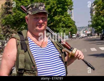 Luhansk, Ukraine. 07Th Juin, 2014. Les insurgés pro-russe Kalachnikov posant avec pendant un rassemblement contre l'inauguration du nouveau président de l'Ukraine à Luhansk -- à Kiev, a terminé la cérémonie d'investiture du nouveau président élu de l'Ukraine Petro Poroshenko. Le chef de l'État ont prêté le serment d'allégeance à la population de l'Ukraine. Il avait remporté l'élection présidentielle le 25 mai avec 54,7  % du vote crédit : Igor Golovnov/Alamy Live News Banque D'Images