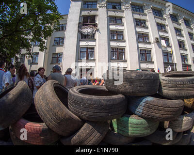 Luhansk, Ukraine. 07Th Juin, 2014. Un rassemblement contre l'inauguration du nouveau président de l'Ukraine à Luhansk -- à Kiev, a terminé la cérémonie d'investiture du nouveau président élu de l'Ukraine Petro Poroshenko. Le chef de l'État ont prêté le serment d'allégeance à la population de l'Ukraine. Il avait remporté l'élection présidentielle le 25 mai avec 54,7  % du vote crédit : Igor Golovnov/Alamy Live News Banque D'Images