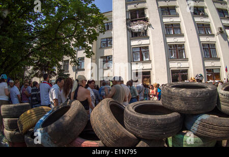 Luhansk, Ukraine. 07Th Juin, 2014. Un rassemblement contre l'inauguration du nouveau président de l'Ukraine à Luhansk -- à Kiev, a terminé la cérémonie d'investiture du nouveau président élu de l'Ukraine Petro Poroshenko. Le chef de l'État ont prêté le serment d'allégeance à la population de l'Ukraine. Il avait remporté l'élection présidentielle le 25 mai avec 54,7  % du vote crédit : Igor Golovnov/Alamy Live News Banque D'Images