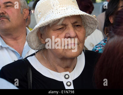 Luhansk, Ukraine. 07Th Juin, 2014. Une femme âgée a écouter speach pendant un rassemblement contre l'inauguration du nouveau président de l'Ukraine dans la région de Luhansk. -- À Kiev, a terminé la cérémonie d'investiture du nouveau président élu de l'Ukraine Petro Poroshenko. Le chef de l'État ont prêté le serment d'allégeance à la population de l'Ukraine. Il avait remporté l'élection présidentielle le 25 mai avec 54,7  % du vote crédit : Igor Golovnov/Alamy Live News Banque D'Images