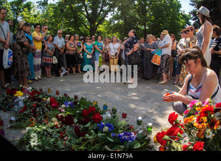 Luhansk, Ukraine. 07Th Juin, 2014. Une femme allume la bougie de la mémoire lors d'un rassemblement contre l'inauguration du nouveau président de l'Ukraine dans la région de Luhansk. -- À Kiev, a terminé la cérémonie d'investiture du nouveau président élu de l'Ukraine Petro Poroshenko. Le chef de l'État ont prêté le serment d'allégeance à la population de l'Ukraine. Il avait remporté l'élection présidentielle le 25 mai avec 54,7  % du vote crédit : Igor Golovnov/Alamy Live News Banque D'Images