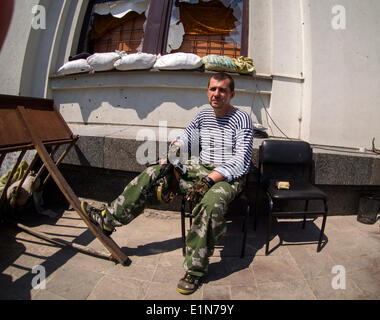 Luhansk, Ukraine. 07Th Juin, 2014. Coin des insurgés pro-russes, près de l'entrée du bâtiment de l'Administration de Lougansk pendant un rassemblement contre l'inauguration du nouveau président de l'Ukraine à Luhansk-- à Kiev, a terminé la cérémonie d'investiture du nouveau président élu de l'Ukraine Petro Poroshenko. Le chef de l'État ont prêté le serment d'allégeance à la population de l'Ukraine. Il avait remporté l'élection présidentielle le 25 mai avec 54,7  % du vote crédit : Igor Golovnov/Alamy Live News Banque D'Images