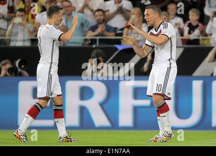 Mainz, Allemagne. 06 Juin, 2014. L'Allemagne et Mesut Ozil Lukas Podolski en action pendant la match amical entre l'Allemagne et l'Arménie à la Coface Arena à Mainz, Allemagne, 06 juin 2014. Photo : Fredrik von Erichsen/dpa/Alamy Live News Banque D'Images