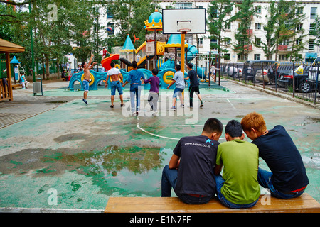 La Mongolie, Oulan Bator, joueurs de basket-ball dans le centre-ville Banque D'Images