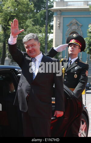 Kiev. 7 juin, 2014. Petro Poroshenko (L) arrive pour la cérémonie d'inauguration à l'bâtiment du parlement ukrainien à Kiev, Ukraine, le 7 juin 2014. Porochenko a prêté serment le samedi comme cinquième président ukrainien lors d'une cérémonie d'inauguration à Kiev. Source : Xinhua/Alamy Live News Banque D'Images