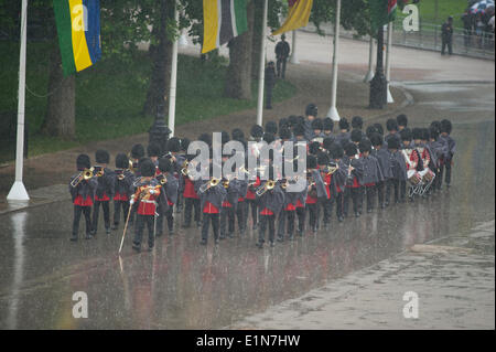 Horse Guards, Londres UK. 7 juin 2014. La répétition générale du Défilé de l'anniversaire de la Reine, l'examen du Colonel, commence dans une pluie torrentielle à travers laquelle le premier Guards d'arriver peut à peine être vu. Credit : Malcolm Park editorial/Alamy Live News Banque D'Images