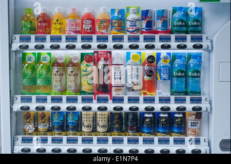 Tokyo, Japon - des distributeurs automatiques de boissons dans une rue Banque D'Images