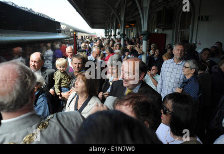 Seaford Sussex UK 7 juin - Le ministre des Transports Norman Baker MP se joint à la foule pour voir l'Oliver Cromwell une classe Britannia 'Pacific' tirer la locomotive à vapeur en gare de Seaford, dans le cadre de la célébration de l'année 150 Brighton à Seaford ligne de chemin de fer aujourd'hui, la Direction de la ligne de chemin de fer de Seaford est une ligne de chemin de fer en Angleterre rurale construite en 1864 principalement à servir le port de Newhaven et la ville de Seaford. Banque D'Images