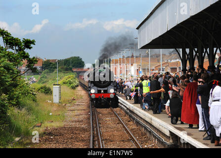 Seaford Sussex UK 7 juin - L'Oliver Cromwell une classe Britannia 'Pacific' tire de la locomotive à vapeur en gare de Seaford Banque D'Images