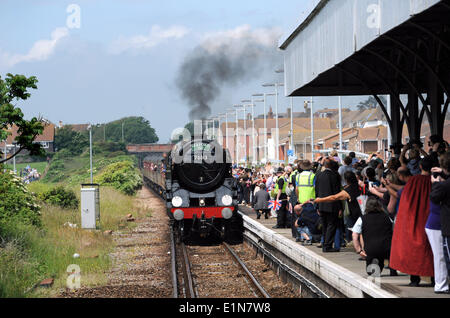 Seaford Sussex UK 7 juin - L'Oliver Cromwell une classe Britannia 'Pacific' tire de la locomotive à vapeur en gare de Seaford Banque D'Images