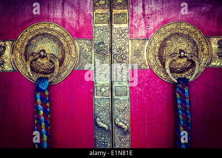 Retro Vintage style hipster image Voyage de poignées de porte sur les portes du monastère de Ki. La vallée de Spiti, Himachal Pradesh, Inde Banque D'Images