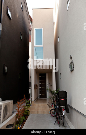 Une maison incroyablement mince dans une petite rue à Azabu, Tokyo, Japon. Banque D'Images