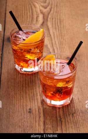 Apéritif Spritz, deux cocktail orange avec des cubes de glace, vue du dessus Banque D'Images